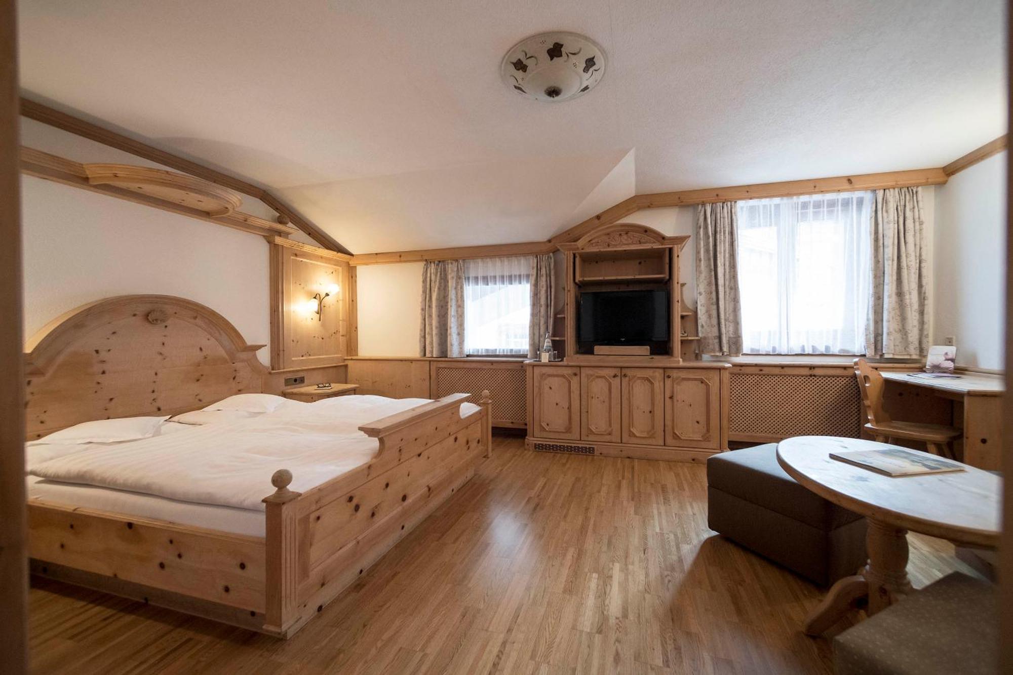 Posta Zirm Hotel Corvara In Badia Exterior foto